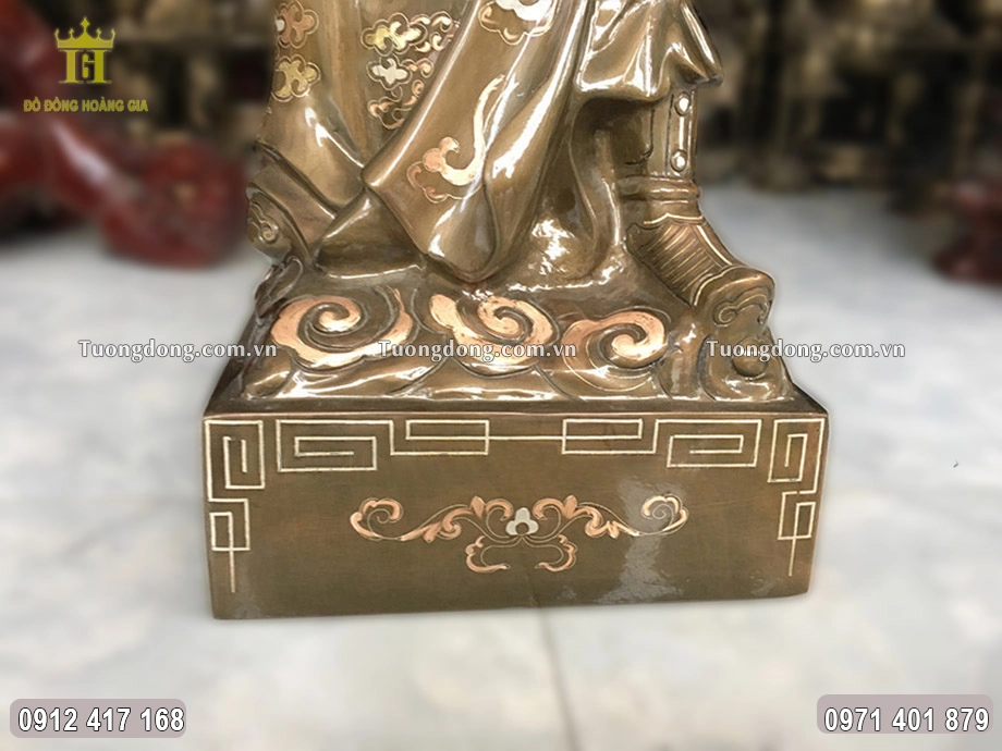 Phần chân đế được đúc chắn chắn, vững chãi
